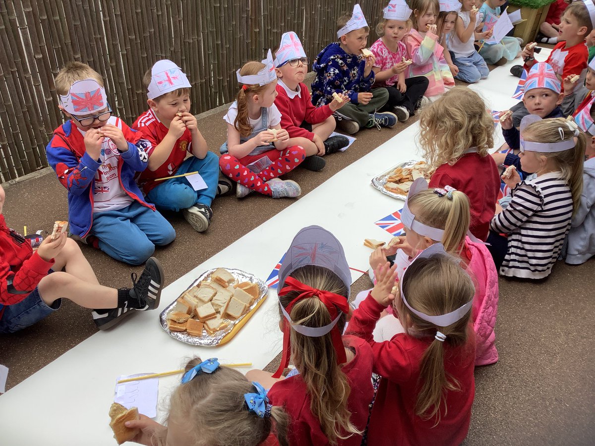What a great celebration 🇬🇧🎉🥳🍰🧁