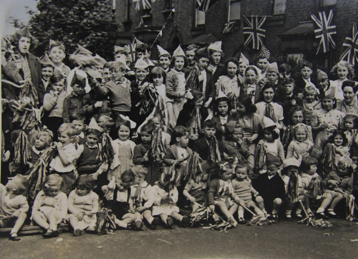 Geoffrey Julier grew up in Hackney during the Blitz, watching dogfights from the garden and seeing a Luftwaffe pilot parachute onto the Marshes.

This photo shows his street - Mayola Road, Hackney - celebrating VE Day in 1945.

🔗 portal.sds.ox.ac.uk/articles/onlin… 

#VEDay80 #VEDay #WW2