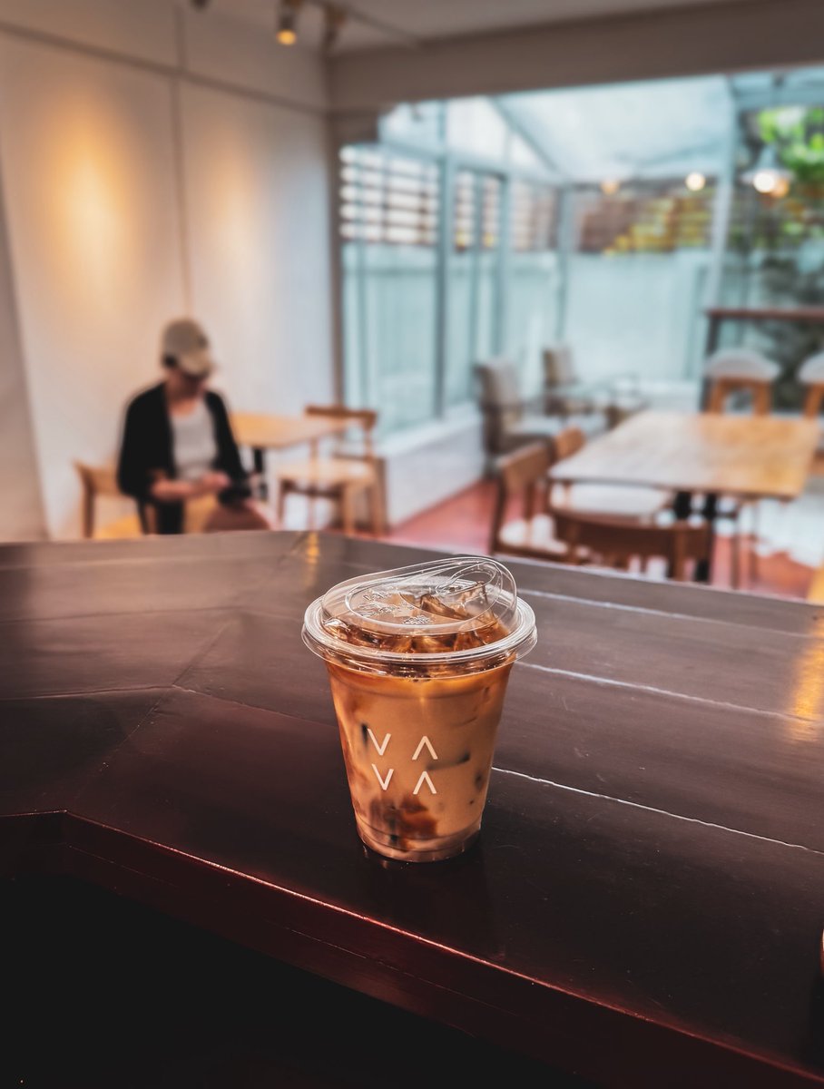 papunjaeat's tweet photo. I really love days like this 😌
Cloudy skies, warm lights, slow coffee
there’s just something about it that makes everything feel softer, quieter, kinder.
Even the people feel gentler, like everyone’s taking a slower breath.
#versatiletoday https://t.co/EXzxVr3nNi