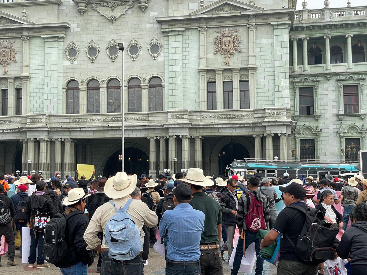 El pueblo Xinka se concentra en la capital para anunciar su decisión sobre la mina El Escobal 

🔴 Inicia la concentración masiva del pueblo Xinka frente al Palacio Nacional de la Cultura en zona 1 para ofrecer una conferencia de prensa sobre la consulta por el consentimiento del