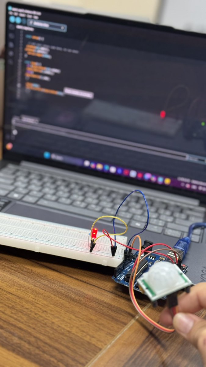 Razanmit's tweet photo. 🔋🔌💡⚡️💻💛 Arduino https://t.co/k9qEyGIHa6