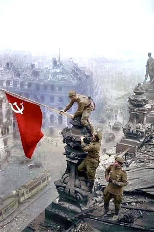 IRamonet's tweet image. Berlín, 8 de mayo de 1945.