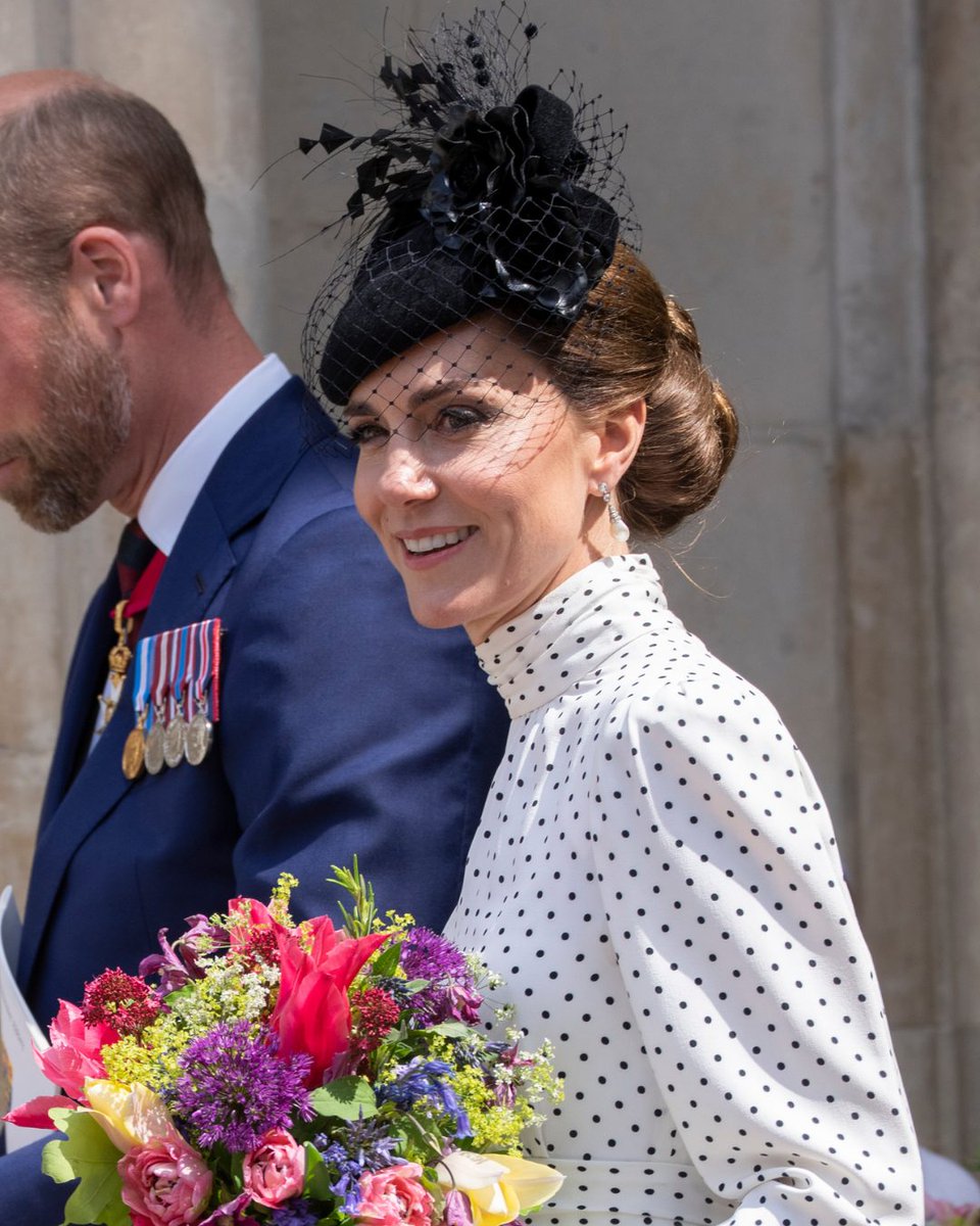 vogueturkiye's tweet photo. #KateMiddleton, bugün Şükran Günü Ayini için kraliyet ailesinin kıdemli üyeleriyle birlikte görüntülendi. Prenses, stili için #AlessandraRich marka puantiyeli bir elbise tercih etti.

Fotoğraf: Getty Images https://t.co/EadJI9rliU