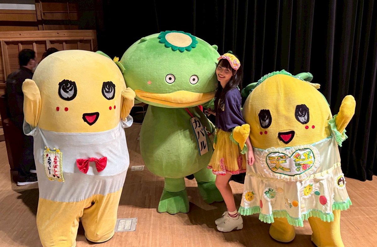 funassyi's tweet photo. みんなー今日も一日お疲れ様なっしー♪
ヾ(。゜▽゜)ノごろかぱるっふぃーとパシャリなっしー♪義理堅くなんだかんだ来てくれるカパルとごろーの曲の振り付けでも大活躍のゆっふぃーいつもありがとうなっしなー♪
さーGW明けてもイベントは続くなっしー♪
みんなで盛り上げるなっしー♪

明日も元気に過ごせます様に梨汁ブシャー:＊
もやるっふぃー