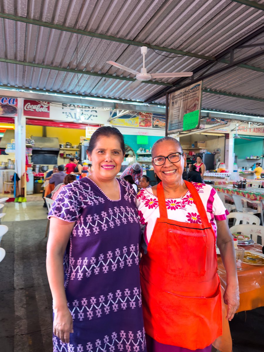 ¡Excelente y bendecido día, queridos amigos!☀️

Hoy nos encontramos en la hermosa región de la Costa, en grata compañía de mi querida amiga Reyna Ramírez, de la Fonda Alex, ubicada en el Mercado Pedro Rodríguez, en Pinotepa Nacional.

Los invito con mucho cariño a que la visiten