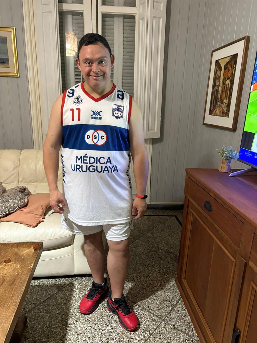 La felicidad de Cristhian al recibir el equipo de Defensor! Gracias <a href="/RichardSaravia9/">Richard Saravia</a>  <a href="/DefensorSp/">Defensor Sporting</a> 
#Inclusión