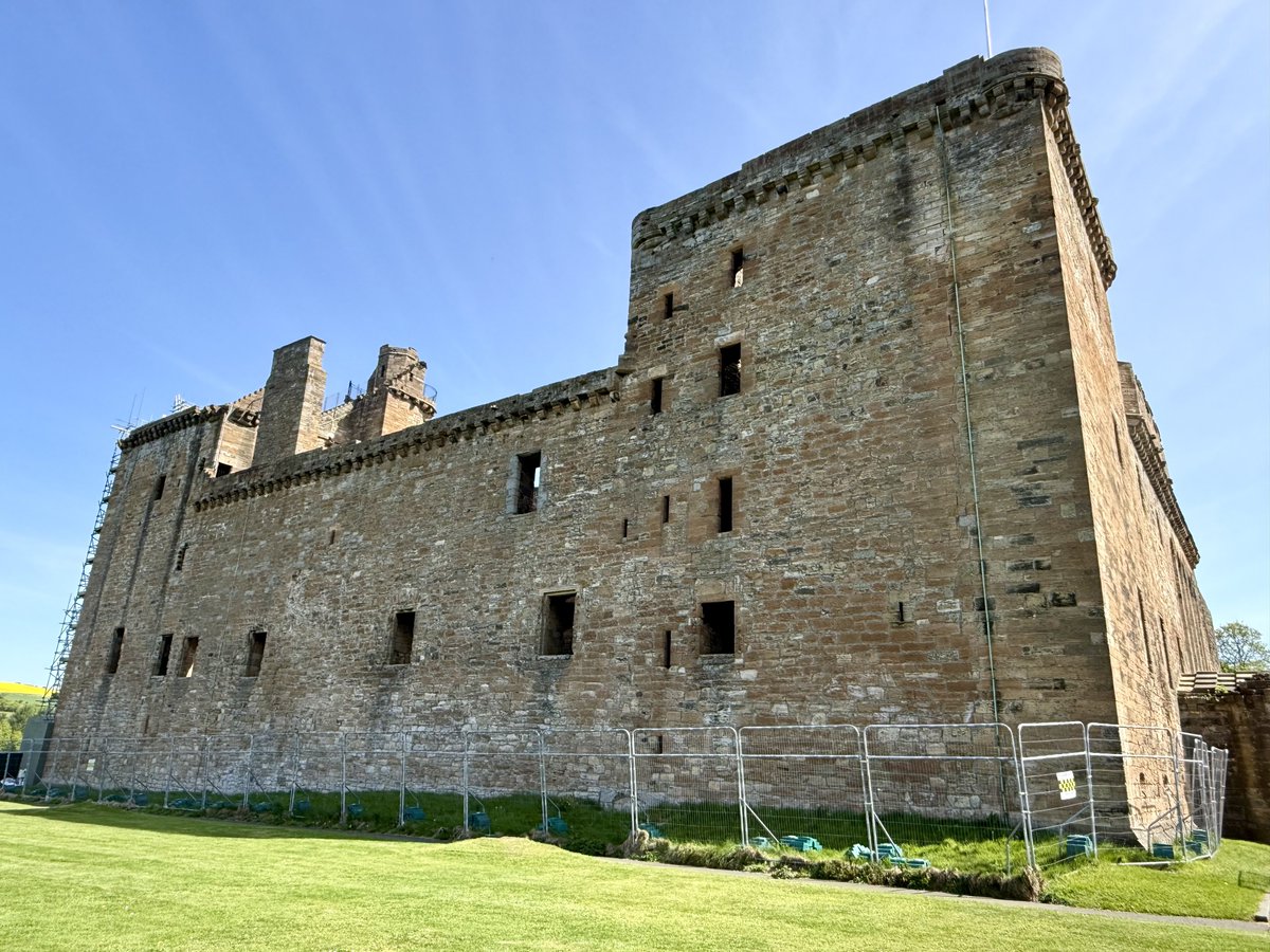 ElleBeePhotos's tweet image. Linlithgow Palace, photographed from various angles. 🏴󠁧󠁢󠁳󠁣󠁴󠁿

Most famously the birthplace of Mary, Queen of Scots, it was one of the principal residences of Scottish monarchs in the 15th &amp;amp; 16th centuries. 

It stands on a natural hill of glacial drift. 

#LinlithgowPalace #Scotland
