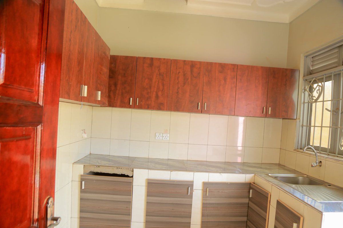 "SPACIOUS HOME FOR SALE!

3-Bedroom House in a Great Neighborhood!

Features:

Sitting &amp; dining area
2 bathrooms
Kitchen &amp; garage
Electricity &amp; water available
Plot size: 60x80 ft on Kabaka land

Price: 165M UGX

Ready to move in? Send a message for details &amp; viewings!