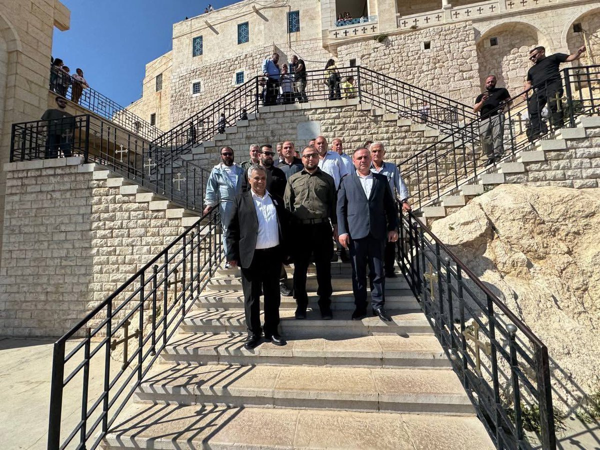 بدعوة كريمة من رئيس مجلس صيدنايا، قمنا بزيارة إلى كنيسة مارالياس في صيدنايا، حيث حظينا بحفاوة استقبال من إخوتنا المسيحيين. كما التقينا خلال الزيارة كلاً من رئيس مجلس صيدنايا ورئيسة دير صيدنايا، وكان لنا معهم حديث غني تناول مختلف جوانب الواقع السوري