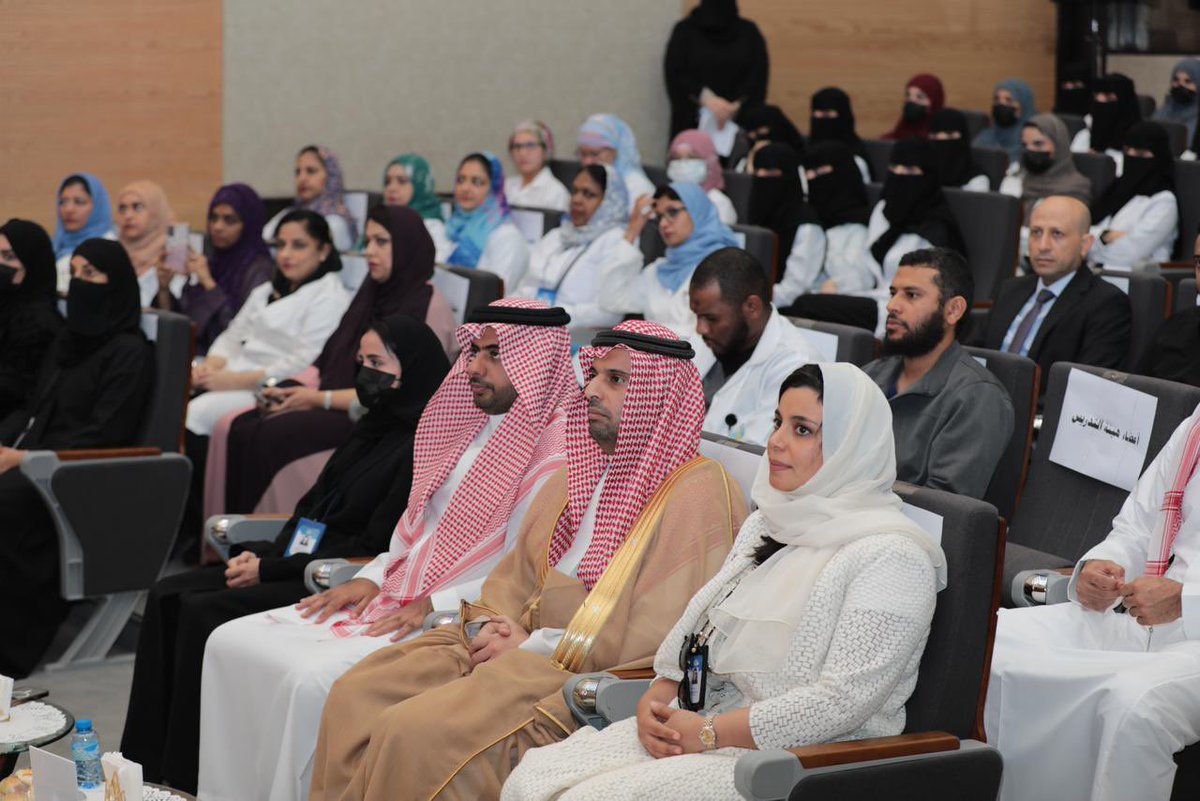 Jazanu_COD's tweet photo. #لقطات 

برعاية معالي رئيس جامعة جازان أ.د. محمد أبوراسين وحضور وكيل الجامعة للبحث العلمي والدراسات العليا احتفت كلية طب الأسنان بـ#يوم_البحث_العلمي_العاشر وتكريم الفائزين بجائزة التميز الرابعة، حيث تم تقييم ٢٨ بحثاً علمياً متميزاً لأطباء الامتياز وتكريم الفائز منها.
شمل الحفل استعراض أبرز إنجازات الكلية على جميع الأصعدة الأكاديمية والبحثية والاكلينيكية الذي تعكس إلتزام الجامعة برعاية الابتكار وترسيخ ثقافة التميز البحثي خدمةً للمجتمع ومسيرة التنمية الوطنية الطموحة.

@IadrSaudi 
#جامعة_جازان 
#كلية_طب_الأسنان_جامعة_جازان
