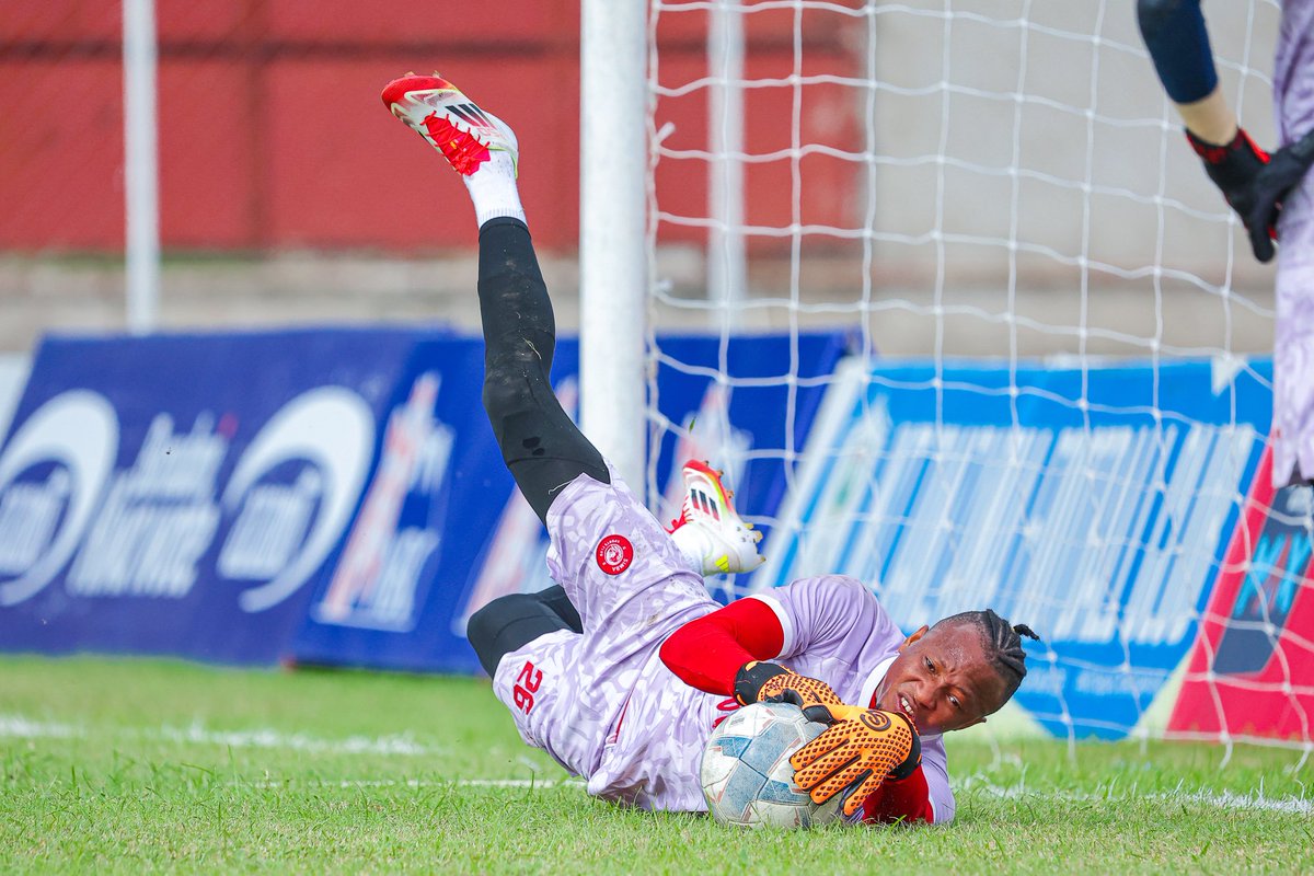 Mwinshehe07's tweet image. As of May 8, 2025 in the 2024/2025 NBC Premier League season the top goalkeepers in terms of clean sheets are
🥇 Moussa Camara (Simba SC)
🧤 Clean Sheets: 17
 🏀 Matches Played: 21
Je hii inaweza kuwa tafsiri ya ubaya ubwela?!