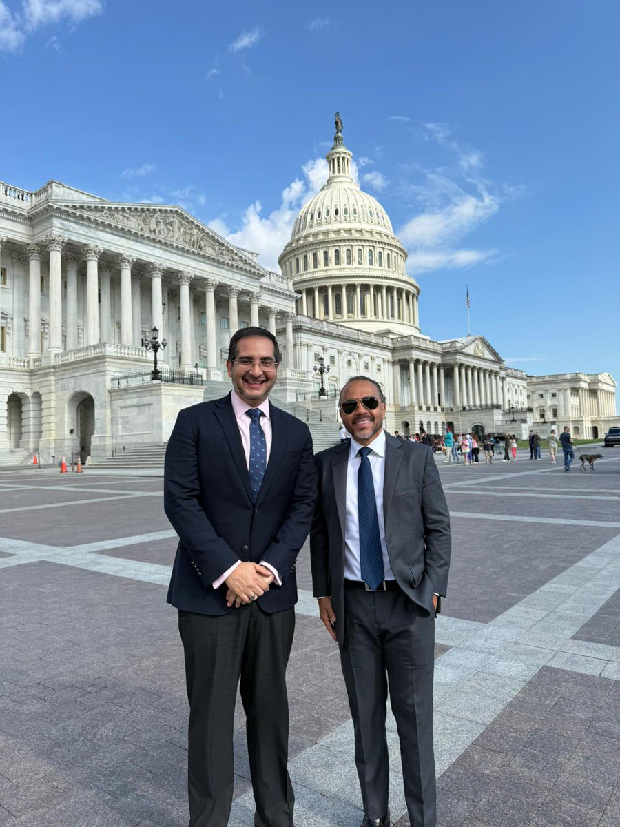 Encuentro muy productivo con el Presidente del Congreso de El Salvador, Ernesto Castro; con quien intercambiamos idea de agilidad burocrática, reformas de Estado y eficiencia del aparato estatal. 🇭🇳 🇸🇻 <a href="/AsambleaSV/">Asamblea Legislativa 🇸🇻</a> <a href="/ErnestoCastrol/">Ernesto Castro Parody</a>