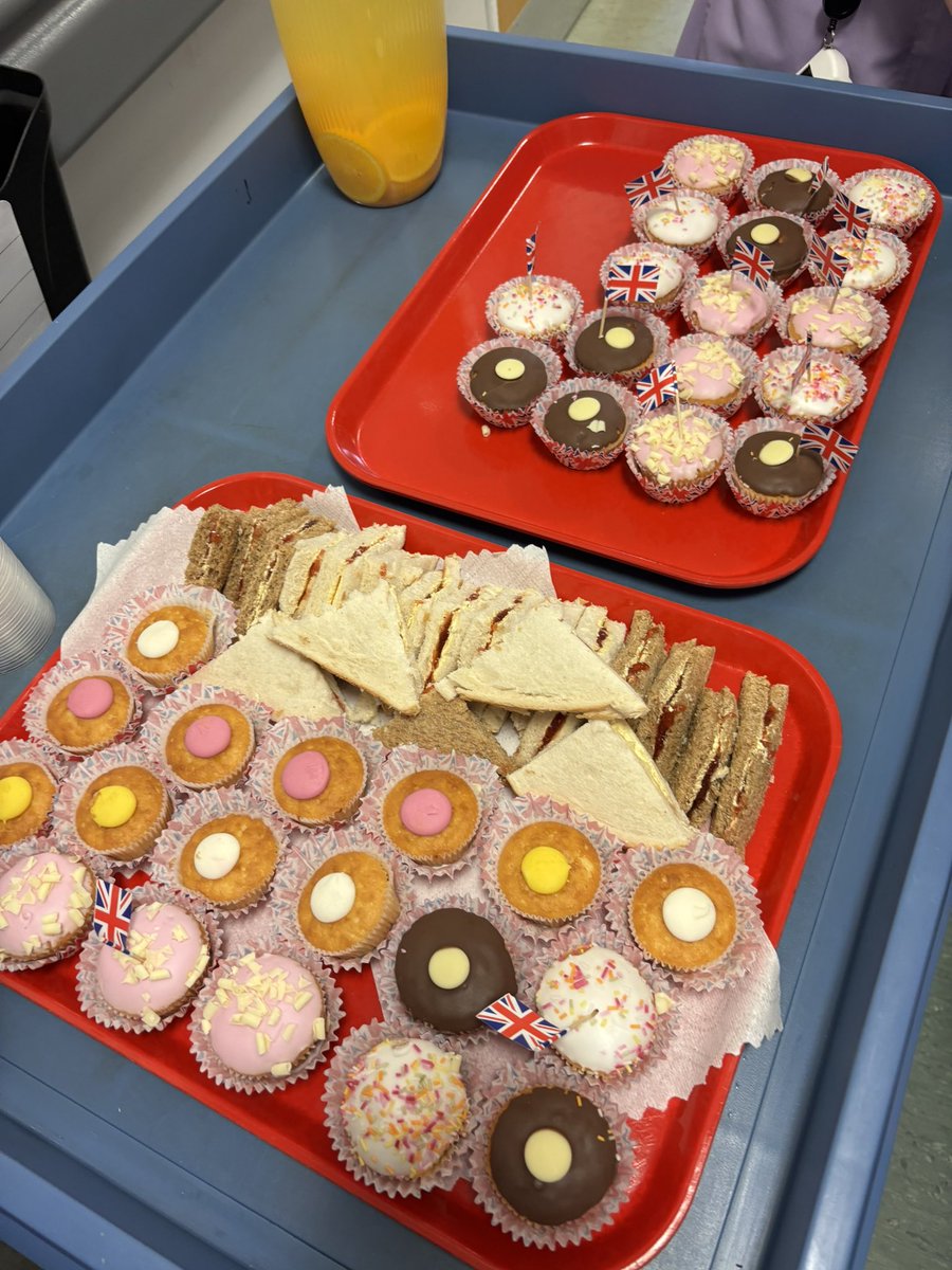 AMUFGHNCA's tweet image. Happy VE Day from AMU! We celebrated with music, jam butties, cakes and our very own NHS arrows 🇬🇧 #VEDay80