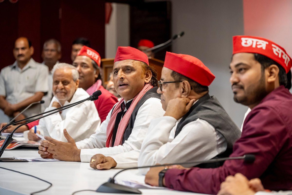 yadavakhilesh's tweet image. ‘छात्र’ कमाल दिखाएंगे
पीडीए सरकार बनाएंगे!

आज लखनऊ में सपा की ऊर्जावान ‘छात्र सभा’ के बीच।