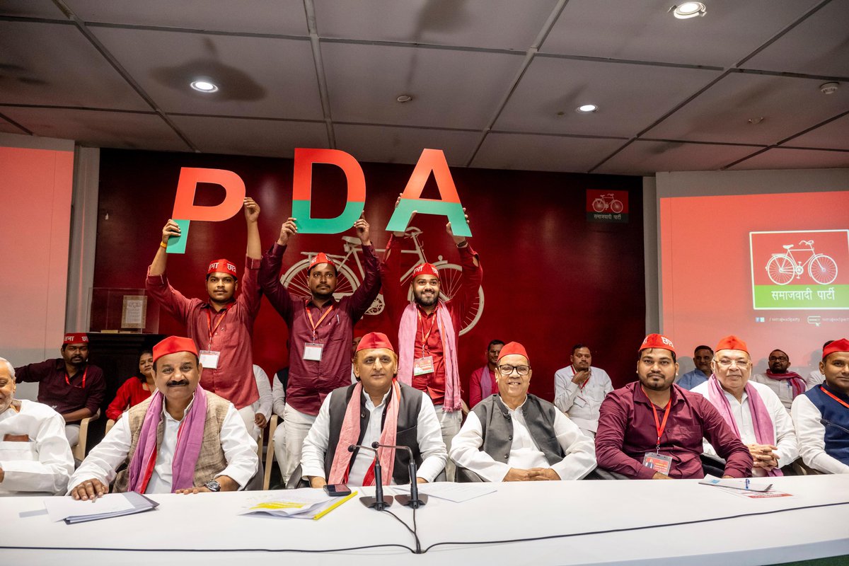 yadavakhilesh's tweet image. ‘छात्र’ कमाल दिखाएंगे
पीडीए सरकार बनाएंगे!

आज लखनऊ में सपा की ऊर्जावान ‘छात्र सभा’ के बीच।