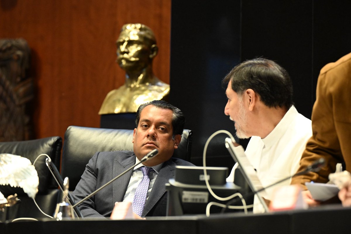 Juan_OrtizMX's tweet photo. 🗳📌 "NO SE PUEDE BAJAR A NINGUNO POR EL SENADO", DICE NOROÑA… PERO OMITEN QUE SÍ PODÍAN EVITARLOS

Gerardo Fernández Noroña insistió ayer en que el Senado no tiene facultades para retirar a los candidatos al Poder Judicial con antecedentes cuestionables. 

Dice que no hay sustento legal para que ellos los saquen de la contienda.

Pero lo que no menciona es que tanto el Congreso como la Presidencia sí tenían la oportunidad de revisar los perfiles antes de enviarlos al INE. 

Y no lo hicieron.

Ahora que han surgido casos de aspirantes ligados a delitos como delincuencia organizada o abuso sexual, le echan la bolita al INE y el Tribunal Electoral. 

Y mientras tanto, esos nombres siguen en la boleta.

Noroña confía en que “la elección será extraordinaria” y que “el pueblo decidirá bien con su voto”. 

A lavarse las manos.