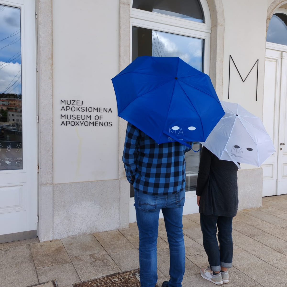 Rainy days &amp; museum ways ☔🖼️ When the rain starts falling, stop by for a walk through the museum  — and a good umbrella. Our souvenir shop offers favorite rainy day companion in both blue and white 🌂💙
#MuseumMood #RainyDayVibes