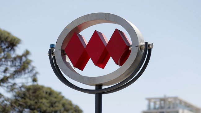 [Actualización] Metro debió cerrar temporalmente cuatro estaciones en la Línea 1: servicio está normalizado #CooperativaContigo  
tinyurl.com/2b3rlw5s