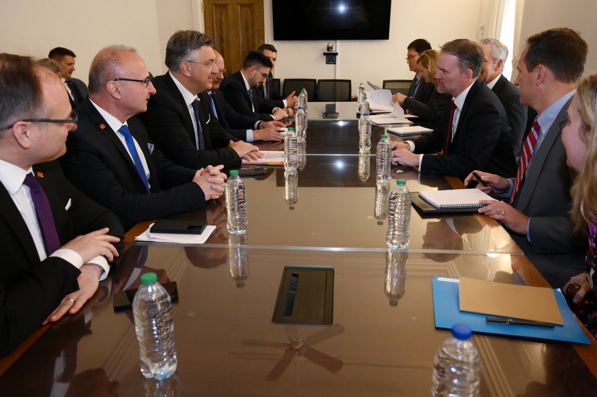 Andrej Plenković (@andrejplenkovic) on Twitter photo Na sastanku s trgovinskim predstavnikom SAD-a <a href="/USTradeRep/">United States Trade Representative</a> <a href="/jamiesongreer/">Jamieson Greer</a> razgovarao sam o daljnjem intenziviranju gospodarske razmjene Hrvatske i SAD-a, koja trenutno iznosi oko 1,6 mlrd €, kao i najavi mogućeg uvođenja američkih carina. U tom pogledu važno je nastaviti dijalog Na sastanku s trgovinskim predstavnikom SAD-a <a href="/USTradeRep/">United States Trade Representative</a> <a href="/jamiesongreer/">Jamieson Greer</a> razgovarao sam o daljnjem intenziviranju gospodarske razmjene Hrvatske i SAD-a, koja trenutno iznosi oko 1,6 mlrd €, kao i najavi mogućeg uvođenja američkih carina. U tom pogledu važno je nastaviti dijalog