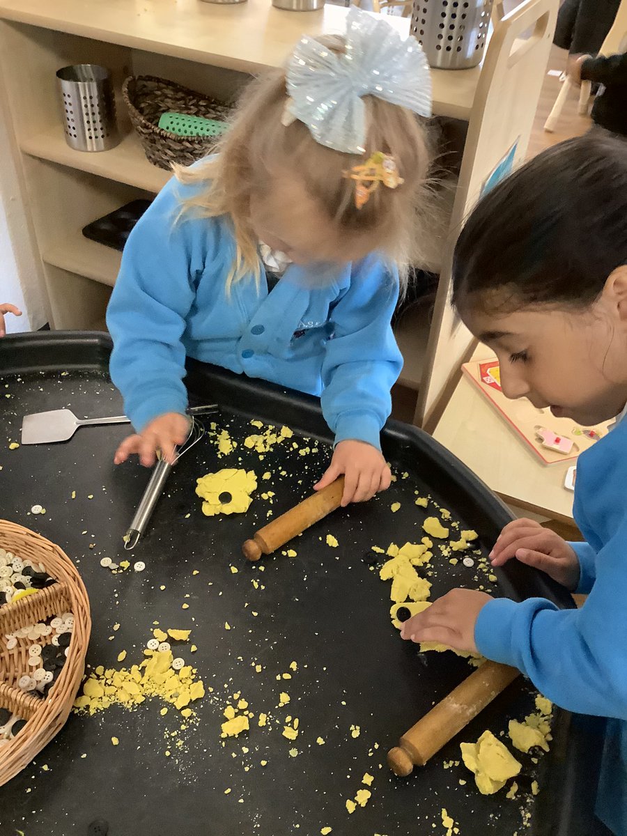 Nursery are exploring the playdough to make giraffes. We are reading Giraffe's Can't Dance.  @gaskellprimary @gaskellreaders