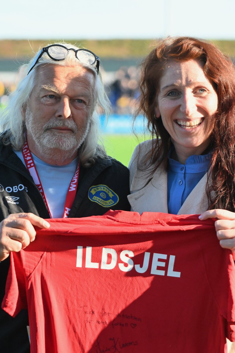 Under pausen i cupkampen mot Lillestrøm fikk en av våre egne en velfortjent hyllest og en ildsjel-drakt av ingen andre en fotballpresident Lise Klaveness!

Alle idrettslag skulle hatt en som Knut, vi er veldig glad for at han er vår 💛💙

Foto: kb.sportsmedia