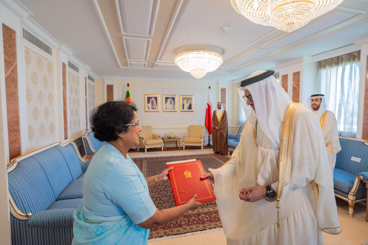 bahdiplomatic's tweet image. وزير الخارجية يتسلم نسخة من أوراق اعتماد سفير جمهورية سريلانكا الديمقراطية الاشتراكية المعينة لدى مملكة البحرين

bit.ly/3RXAHz7