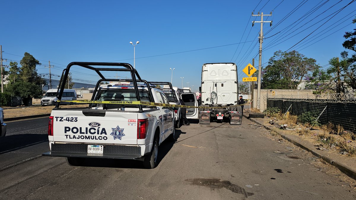 #Preliminar Dos choferes fueron despojados de la caja de su tráiler en el municipio de La Barca; estos fueron localizados amarrados de las manos sobre la carretera a El Salto y la carretera a Chapala

#GuardiaNocturna