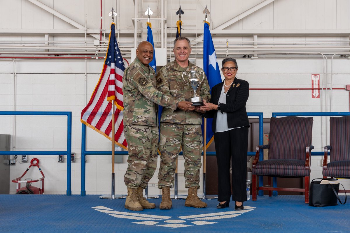 Whiteman_AFB's tweet image. Gen. Anthony Cotton, commander of @US_STRATCOM, presents the 2024 Omaha Trophy to the 509th Bomb Wing at Whiteman AFB, Missouri. The 509th BW earned this award by being selected as the top performing strategic bomber unit in USSTRATCOM.