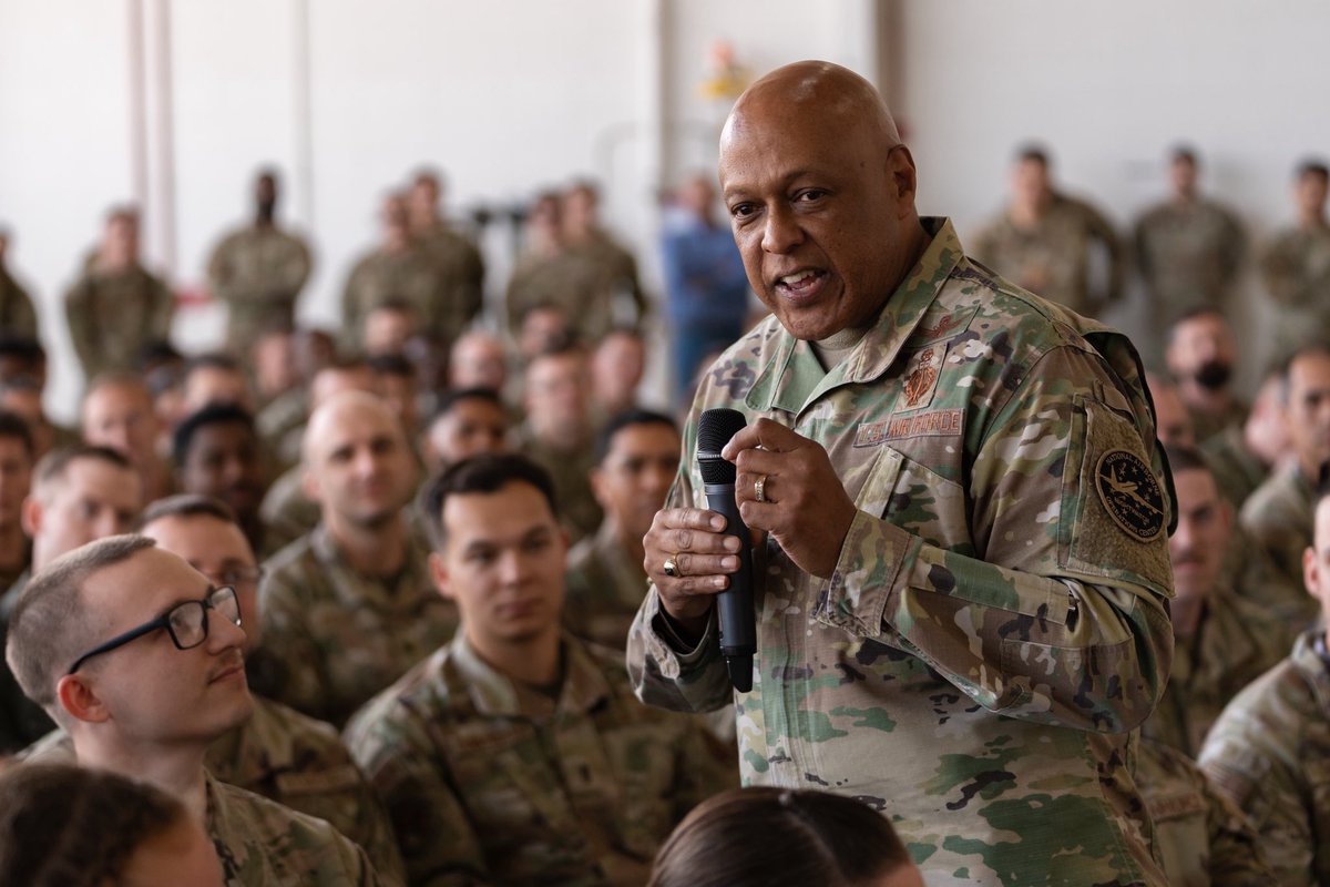 Whiteman_AFB's tweet image. Gen. Anthony Cotton, commander of @US_STRATCOM, presents the 2024 Omaha Trophy to the 509th Bomb Wing at Whiteman AFB, Missouri. The 509th BW earned this award by being selected as the top performing strategic bomber unit in USSTRATCOM.