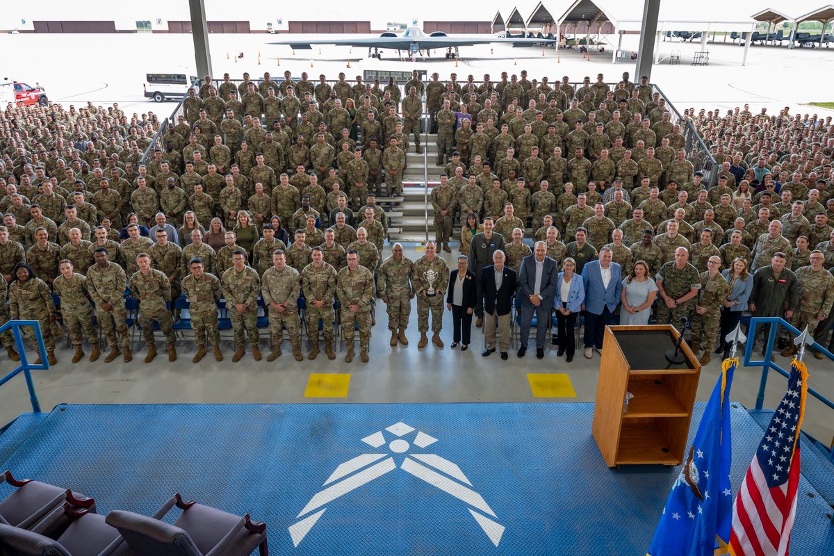 Whiteman_AFB's tweet image. Gen. Anthony Cotton, commander of @US_STRATCOM, presents the 2024 Omaha Trophy to the 509th Bomb Wing at Whiteman AFB, Missouri. The 509th BW earned this award by being selected as the top performing strategic bomber unit in USSTRATCOM.