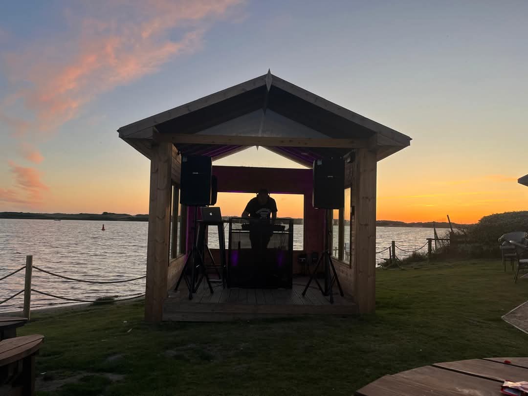 Last Friday at Sunset Sessions -  The Lake House, the sunset and backdrop was boss!  Thanks to everyone who came down and sent me a few pics 🙏

Sunset Sessions 15 - Laid back, slo mo grooves, balearic, funk, soul, disco, house &amp; eclectic re-edits. 

🎶 >> on.soundcloud.com/9W3X7cpmxWAVJG…