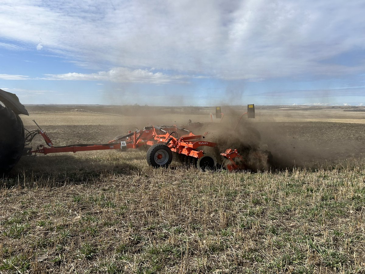 dhebert1996's tweet image. Get the perfect seedbed with the Kubota high speed disk. Kubota’s conical disks design paired with lateral gang adjustment gives you the perfect cut throughout the entire disk life! Don’t compromise on the perfect seed bed with the CD2701T! #kubota #plant25