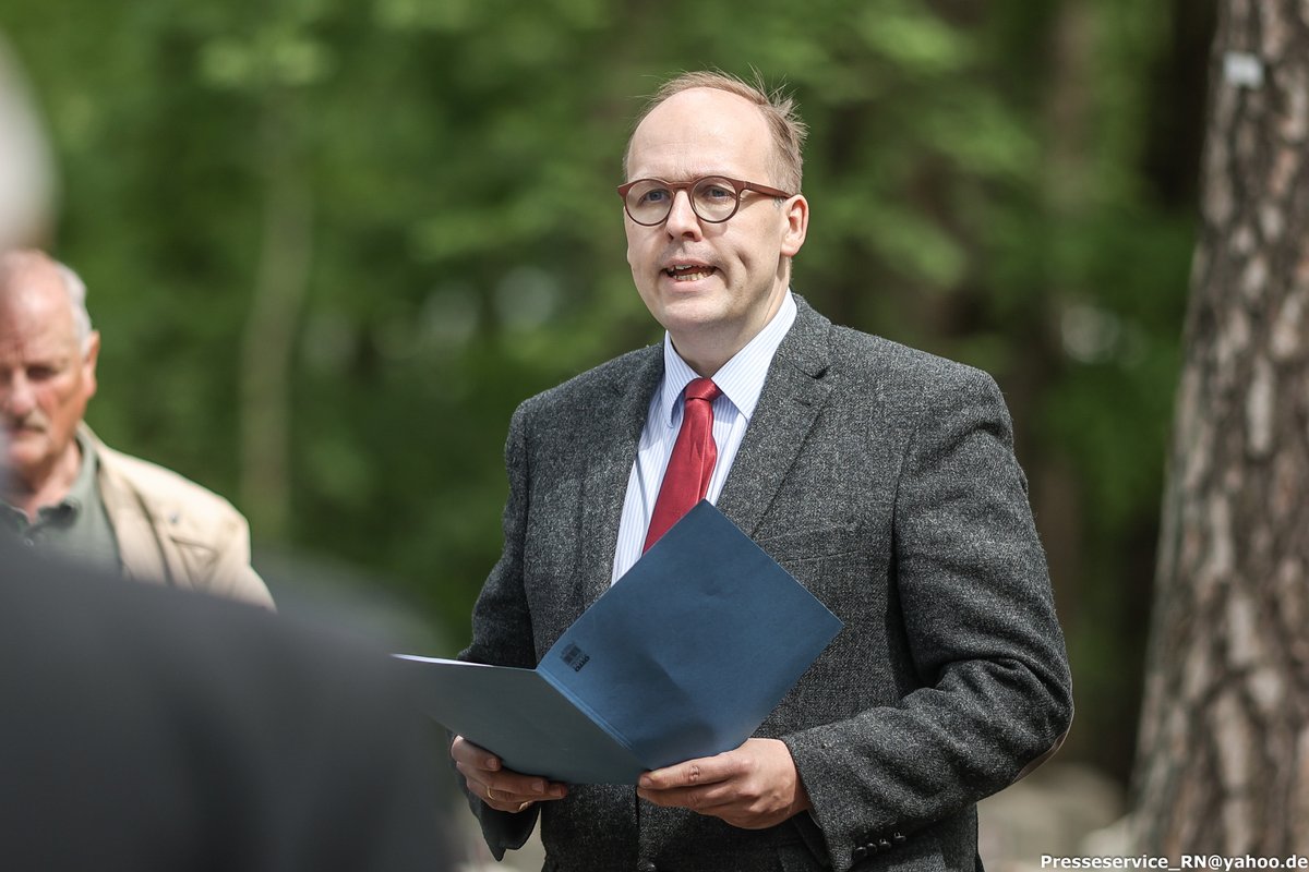 (2/x) In seiner Rede erinnerte Nothdurft zwar auch an sowjetische Kriegstote, betonte aber vor allem die deutschen Opfer des Zweiten Weltkrieges: Soldaten, Opfer alliierter Bombardierungen, Opfer von Flucht- und Vertreibung.
Zu deutschen Kriegsverbrechen äußerte er sich nicht.