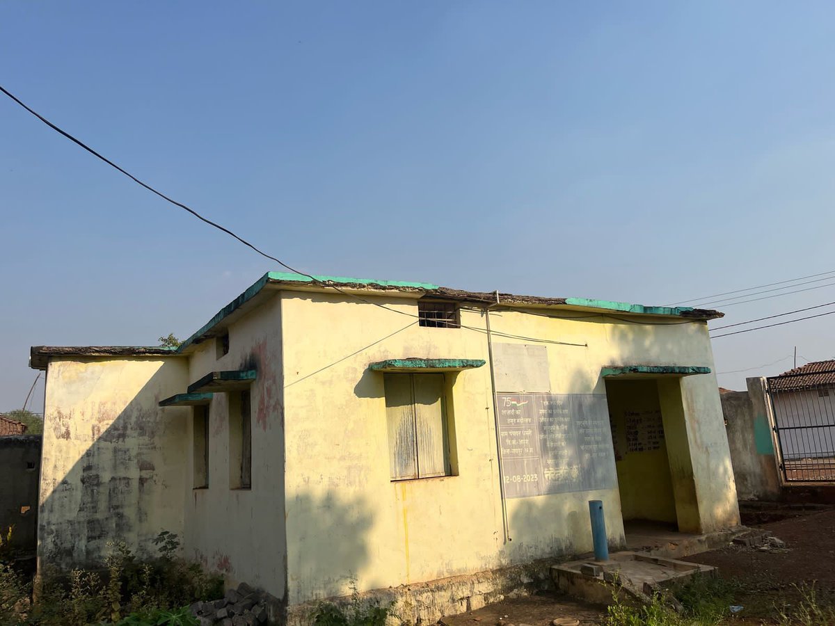 devrajjangde21's tweet photo. @ChhattisgarhCMO आदरणीय सायजी ग्राम पंचायत धमनी जनपद पंचयात आरंग रायपुर का पंचायत भवन व आंगनबाड़ी का है दोनों बेहद जर्जर हो गया है आंगनबाड़ी तो एक समाज के भवन में विगत 1 साल से संचालित हो रहा है व पंचयात भवन तो बरसात में बैठने लायक नही है अतः सुशासन त्योहारअर्जी लगा है सफल बनावे https://t.co/aebhpU9wQu