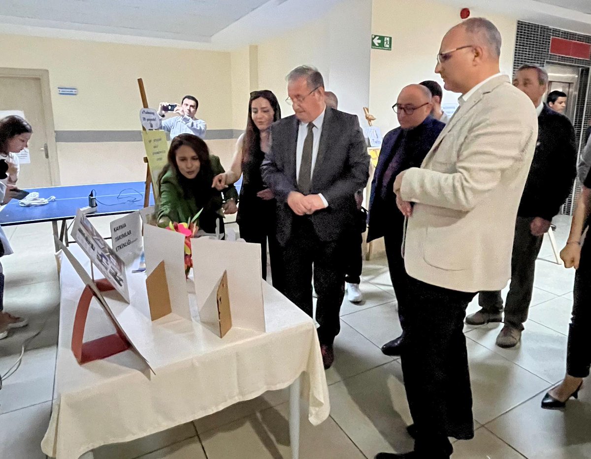 Kaymakam Aydın TETİKOĞLU; Erdemli 15 Temmuz Şehitleri İmamhatip Ortaokulu'nda düzenlenen ; eTwinning Günü ve Ulusal ve Avrupa Kalite Etiketi Ödül Töreni programına katıldı. #erdemlikaymakamlığı