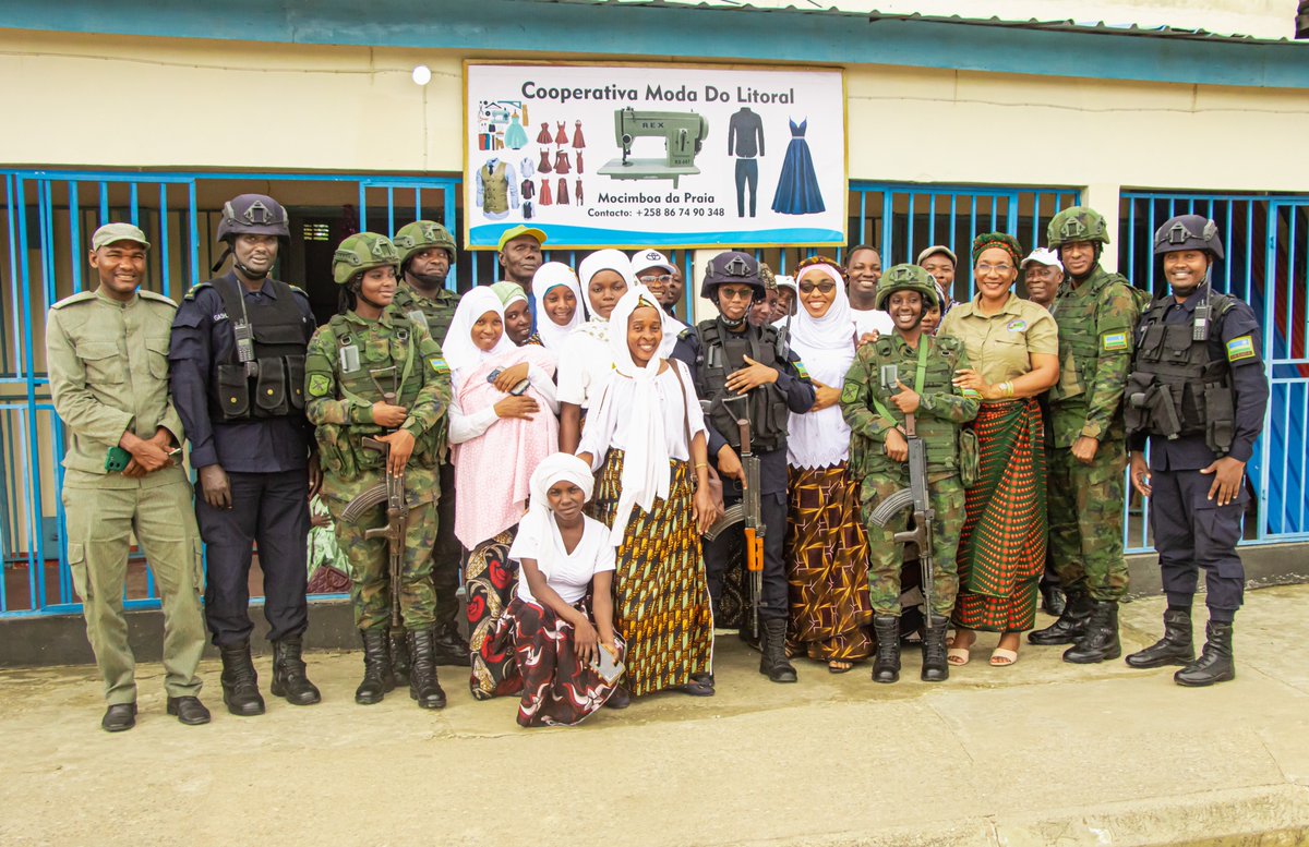The Rwanda Security Forces (RSF) in Mozambique donated 10 sewing machines, along with their essential accessories, to a women’s cooperative (Cooperativa Moda do Litoral) in Mocímboa da Praia District, Cabo Delgado Province. This initiative aims to empower local women by promoting