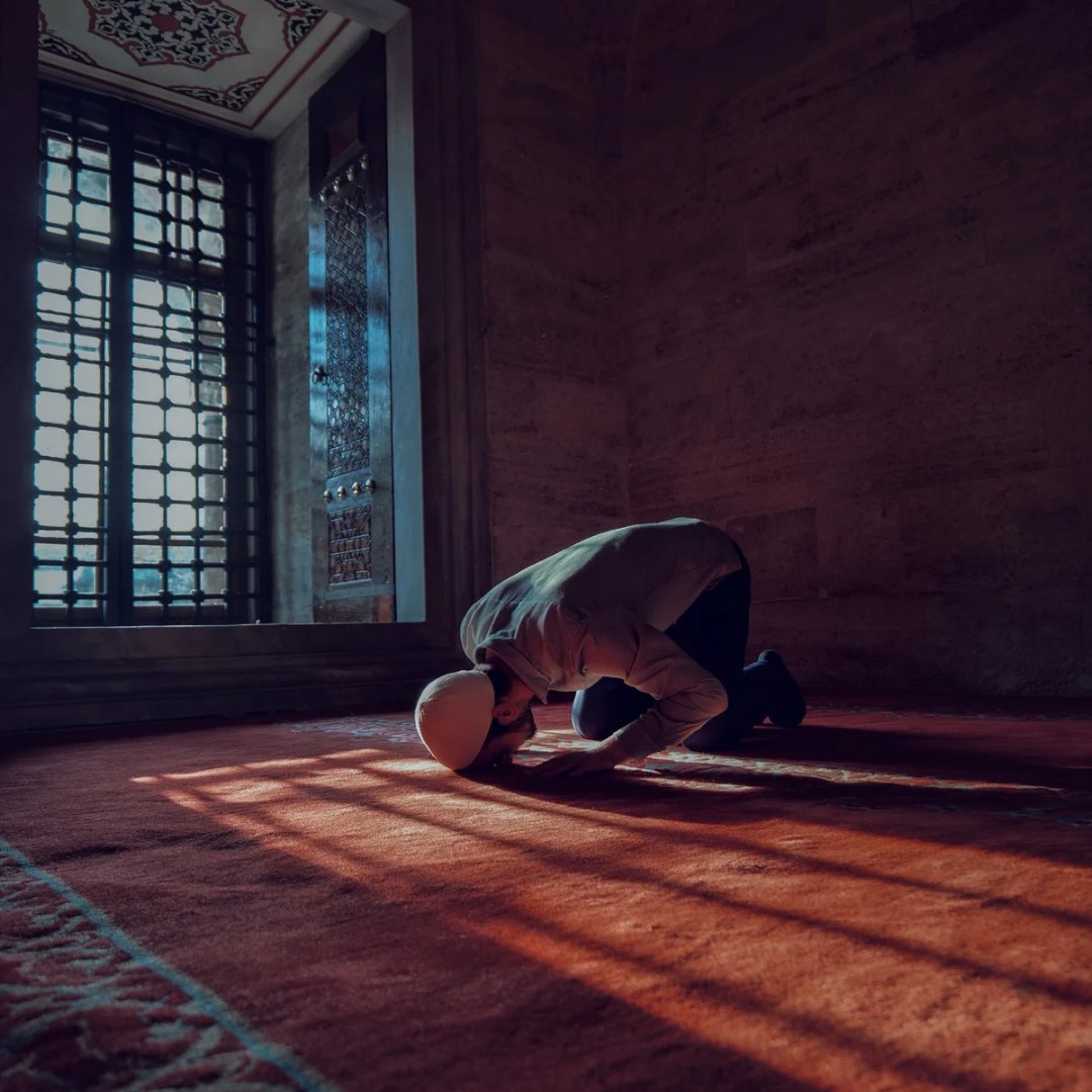 “Namaz, bir ziyâfettir! Allah-ü Teâlâ, müminlere merhamet ederek; onları namaza davet eder. Ve namaz esnasında, önlerine, ‘Rahmet sofrasını’ yayar! Nimetlerini bol bol dağıtır. Sevdiği kulların, bu nimetlere nail olmasını diler.” (Hz. Tirmizi)
#Ekremimamoğlu
#BeyazıtMeydanı