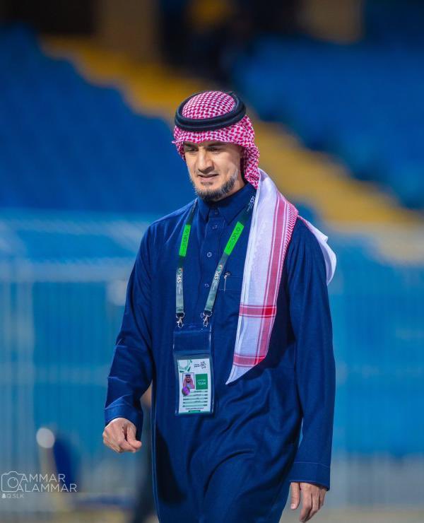 اذا حقق الهلال البطولات  تختفي صورته  
واذا خسر الهلال بطولات تظهر صورته 
اهمية تواجده واستمراره اتفق عليها 
رؤساء واعضاء شرف بل حرصوا على 
ذلك من الطبيعي ان من يعمل يخطئ 
الاكيد ان تواجده مع وجود مدير رياضي 
مهم ومهم ومهم جدآ ولمصلحة الهلال
