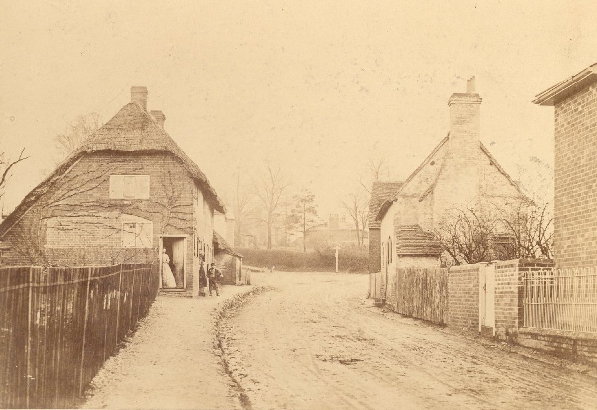 farmeranddyer's tweet image. Here&apos;s our #ThrowbackThursday photo from the vast archives at F&amp;amp;D towers. The top of Prospect Street, Caversham when it was fondly known as &apos;Little End&apos;. How times change! #salesandlettings #localagent