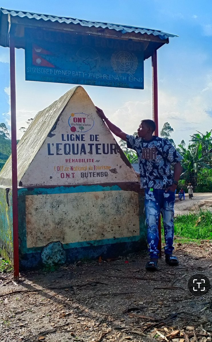 GeorgesKisando's tweet photo. Deux pays, une même ligne imaginaire : l’Équateur.
En #RDC, (#Luotu et #Musienene) on la traverse sans même s’en rendre compte — à moins qu’un passant charitable ne vous souffle que vous venez de franchir quelque chose d’important. Aucun aménagement, juste la brousse et l’indifférence.
Pendant ce temps, en #Ouganda, le même Équateur est devenu une attraction touristique bien ficelée… et bien tarifée.
Comme quoi, certains savent transformer une ligne en or, pendant que d’autres la laissent filer dans l’herbe.