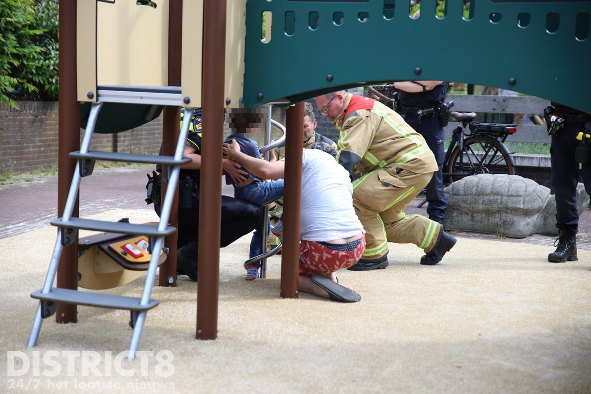112 melding Kindje vast in speeltoestel op Laantje van Salland, Den Haag