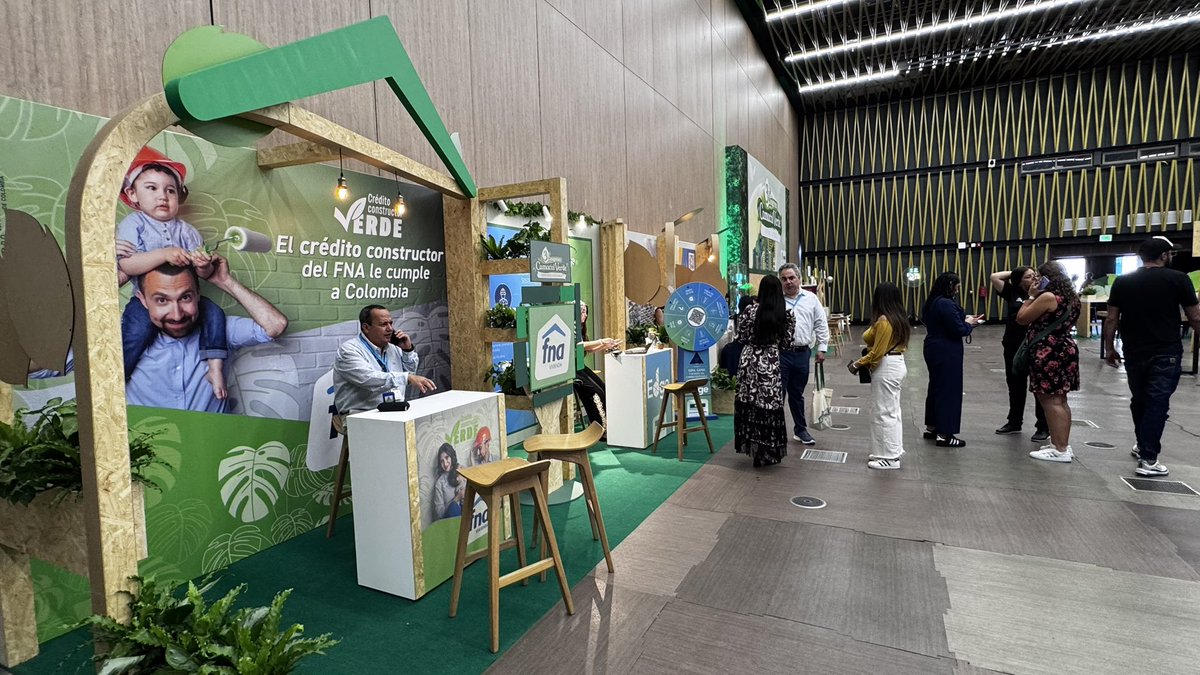 NEOMUNDOBGA's tweet photo. Guillermo Herrera, Presidente de @CamacolColombia da apertura al 3er Congreso Camacol Verde 🍃 ‘Celebro que sean 400 inscritos en este encuentro, 100 más que el año pasado. El desafío para ustedes es más grande, la actual situación económica y la sostenibilidad en nuestro sector’ https://t.co/iJB39AmvYG
