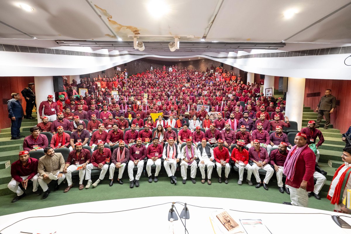 Akhilesh Yadav (@yadavakhilesh) on Twitter photo рдЫрд╛рддреНрд░ рд╕рднрд╛ рдХреЛ рд╣рдо рдЕрдкрдирд╛ тАШрд╕рдВрджреЗрд╢ рджреВрддтАЩ рдорд╛рдирддреЗ рд╣реИрдВ рдФрд░ рд╣рдордиреЗ рдЙрдиреНрд╣реЗрдВ рдпреЗ рдЬрд╝рд┐рдореНрдореЗрджрд╛рд░реА рд╕реМрдВрдкреА рд╣реИ рдХрд┐ рд╡реЛ рдкреАрдбреАрдП рдХреА рдПрдХрддрд╛ рдХрд╛ рд╕рдВрджреЗрд╢ рд╣рд░ рдЧрд╛рдБрд╡, рдЧрд▓реА, рдореЛрд╣рд▓реНрд▓реЗ рддрдХ рдкрд╣реБрдВрдЪрд╛рдПрдВ рдФрд░ рд╕рддреНрддрд╛рдЗрд╕ рдореЗрдВ рдЕрдкрдиреА рд╕рд░рдХрд╛рд░ рдмрдирд╛рдПрдВред
рдЖрдЬ рд▓рдЦрдирдК рдореЗрдВ рд╕рдкрд╛ рдХреА рдКрд░реНрдЬрд╛рд╡рд╛рди тАШрдЫрд╛рддреНрд░ рд╕рднрд╛тАЩ рдХреЗ рдмреАрдЪред рдЫрд╛рддреНрд░ рд╕рднрд╛ рдХреЛ рд╣рдо рдЕрдкрдирд╛ тАШрд╕рдВрджреЗрд╢ рджреВрддтАЩ рдорд╛рдирддреЗ рд╣реИрдВ рдФрд░ рд╣рдордиреЗ рдЙрдиреНрд╣реЗрдВ рдпреЗ рдЬрд╝рд┐рдореНрдореЗрджрд╛рд░реА рд╕реМрдВрдкреА рд╣реИ рдХрд┐ рд╡реЛ рдкреАрдбреАрдП рдХреА рдПрдХрддрд╛ рдХрд╛ рд╕рдВрджреЗрд╢ рд╣рд░ рдЧрд╛рдБрд╡, рдЧрд▓реА, рдореЛрд╣рд▓реНрд▓реЗ рддрдХ рдкрд╣реБрдВрдЪрд╛рдПрдВ рдФрд░ рд╕рддреНрддрд╛рдЗрд╕ рдореЗрдВ рдЕрдкрдиреА рд╕рд░рдХрд╛рд░ рдмрдирд╛рдПрдВред
рдЖрдЬ рд▓рдЦрдирдК рдореЗрдВ рд╕рдкрд╛ рдХреА рдКрд░реНрдЬрд╛рд╡рд╛рди тАШрдЫрд╛рддреНрд░ рд╕рднрд╛тАЩ рдХреЗ рдмреАрдЪред