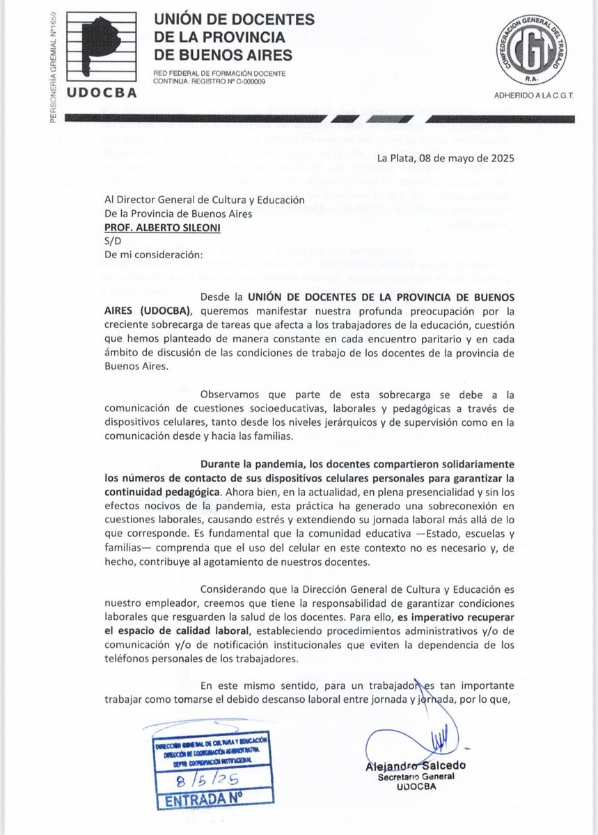 udocbacentral's tweet photo. Hoy la UDOCBA le reclamó al Director General de Cultura y Educación @AlbertoSileoni, la efectiva desconexión de los docentes de sus dispositivos digitales personales, que generan sobrecarga de tareas.
Leé la nota completa para conocer en detalle nuestra preocupación. https://t.co/mOBZSbNCpx