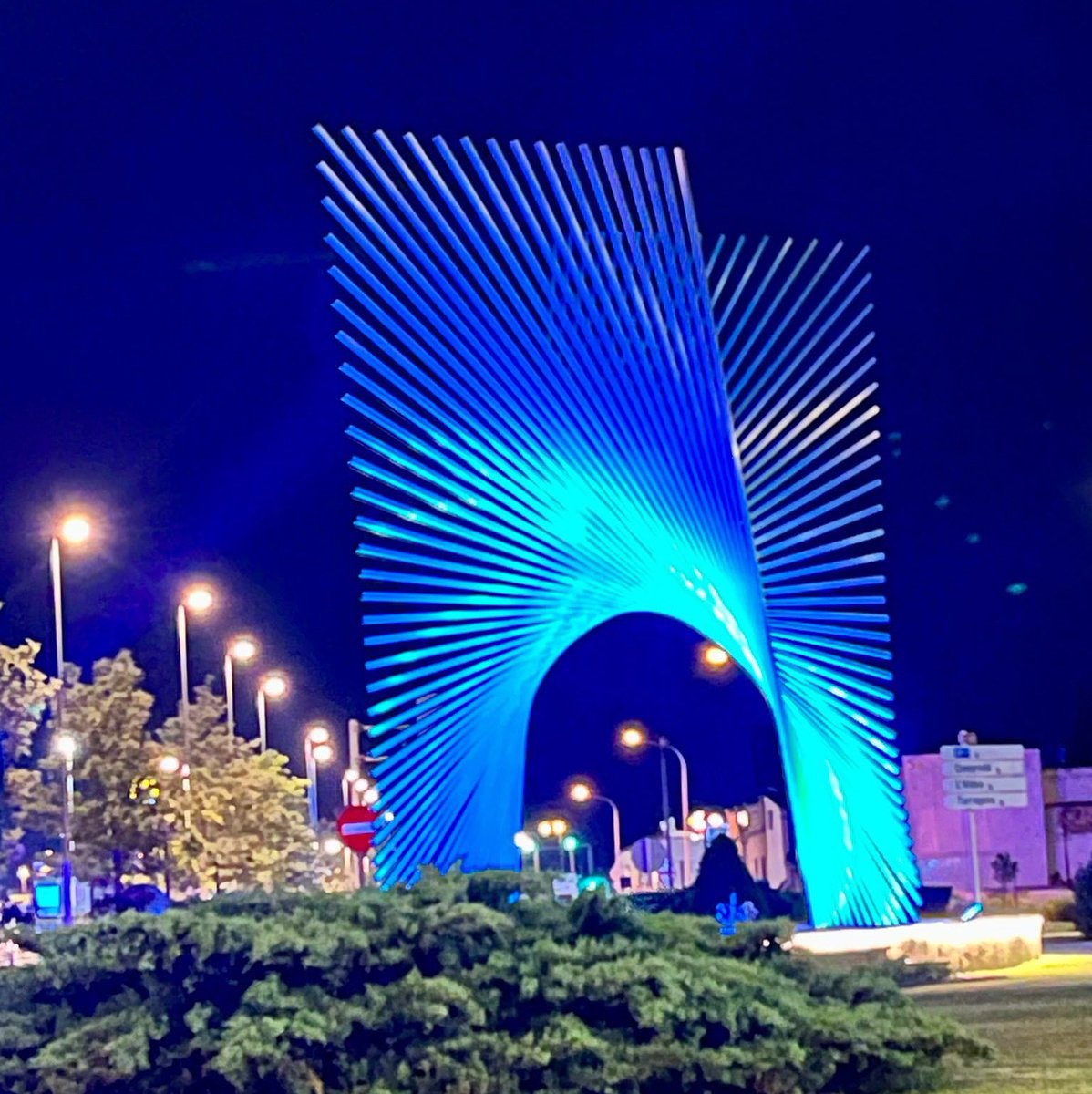 🔵Avui il.luminem de color blau la plaça del Bimil.lenari amb motiu el Dia Mundial contra el Càncer d’Ovari, un 80% dels casos es detecten en fases avançades pel qual és molt important la prevenció i detecció precoç