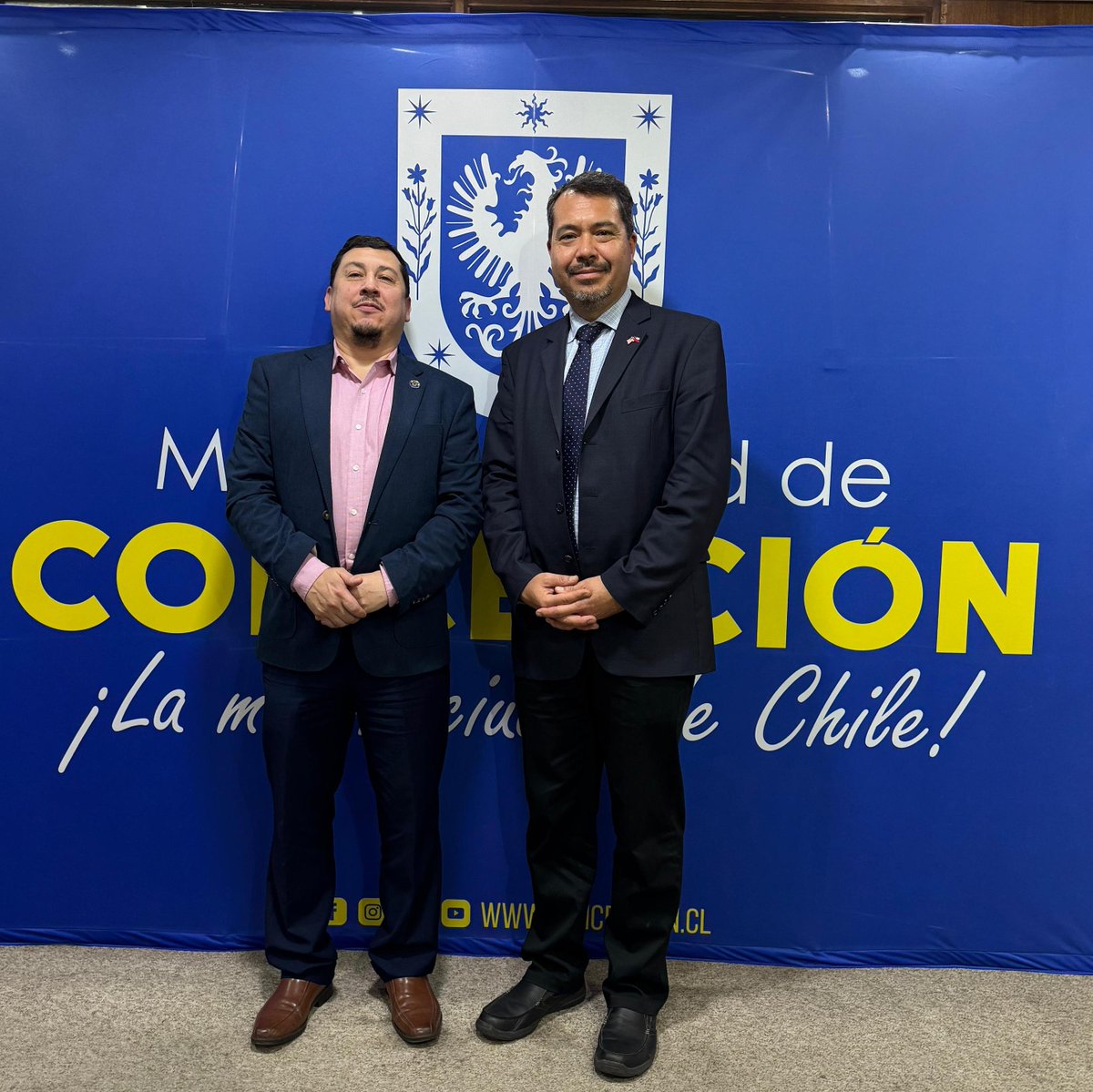 Embajada EE.UU. Chile (@embajadaeeuucl) on Twitter photo El CDA Yoneoka visita la región del Biobío, donde conversó sobre temas de interés bilateral —como seguridad y crecimiento económico— con el gobernador <a href="/sgiacamang/">Sergio Giacaman G</a> y el alcalde de <a href="/Muni_Concepcion/">Municipalidad de Concepción</a>, Héctor Muñoz Uribe. Reafirmó el compromiso de trabajar más estrechamente con la El CDA Yoneoka visita la región del Biobío, donde conversó sobre temas de interés bilateral —como seguridad y crecimiento económico— con el gobernador <a href="/sgiacamang/">Sergio Giacaman G</a> y el alcalde de <a href="/Muni_Concepcion/">Municipalidad de Concepción</a>, Héctor Muñoz Uribe. Reafirmó el compromiso de trabajar más estrechamente con la