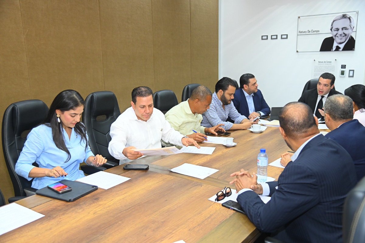 La Comisión Permanente de Industria y Comercio, presidida por el diputado Charlie Mariotti Jr. (<a href="/CMariottiPaz/">Charlie Mariotti Jr.</a>), presentó a estudio de la Comisión la iniciativa del proyecto de ley que regula la instalación de sistemas de combustibles alternativos en vehículos automotores.