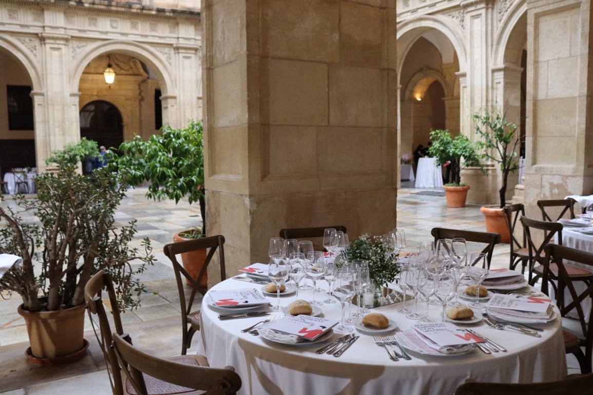 En el Palacio Episcopal, más de un centenar de directivos de #EmpresasConValores acompañan a Cáritas en el acto 📈 Mercado de Valores celebrado.

¿Cuáles son sus pilares?

↗️ Alta inserción emocional.

↕️ Superávit de equidad.

🔁 Pasión interior bruta.

caritasregiondemurcia.org/empresas-con-v…