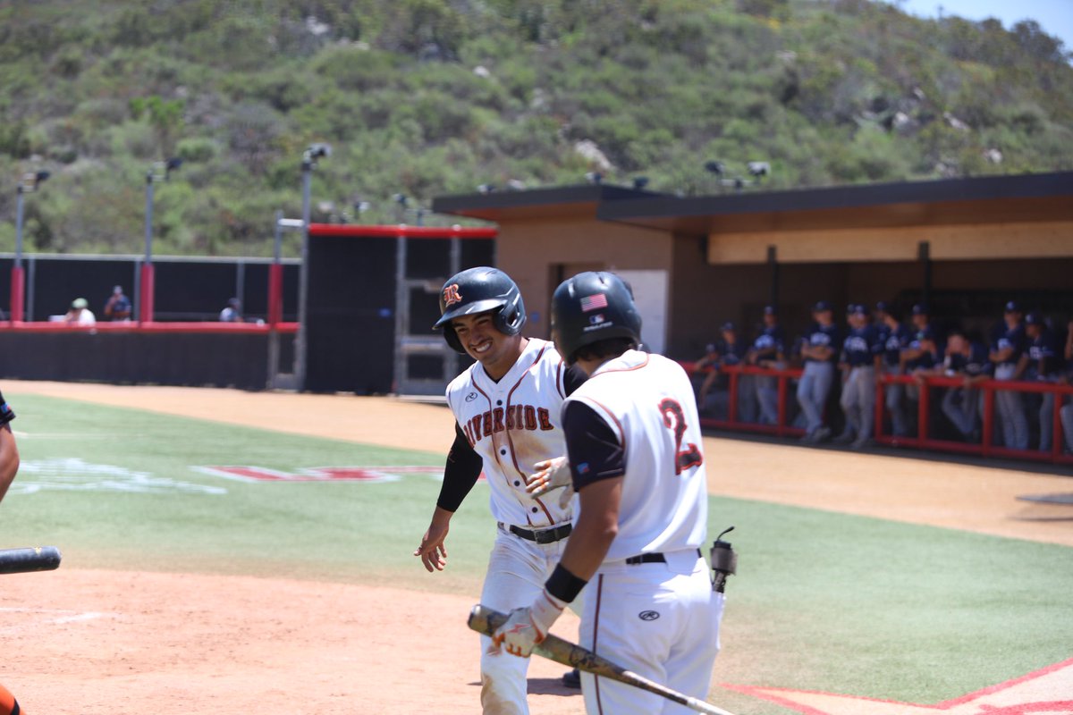 And now Riverside strikes for three in the bottom half. 

Riverside 3 SD Mesa 0 through 5