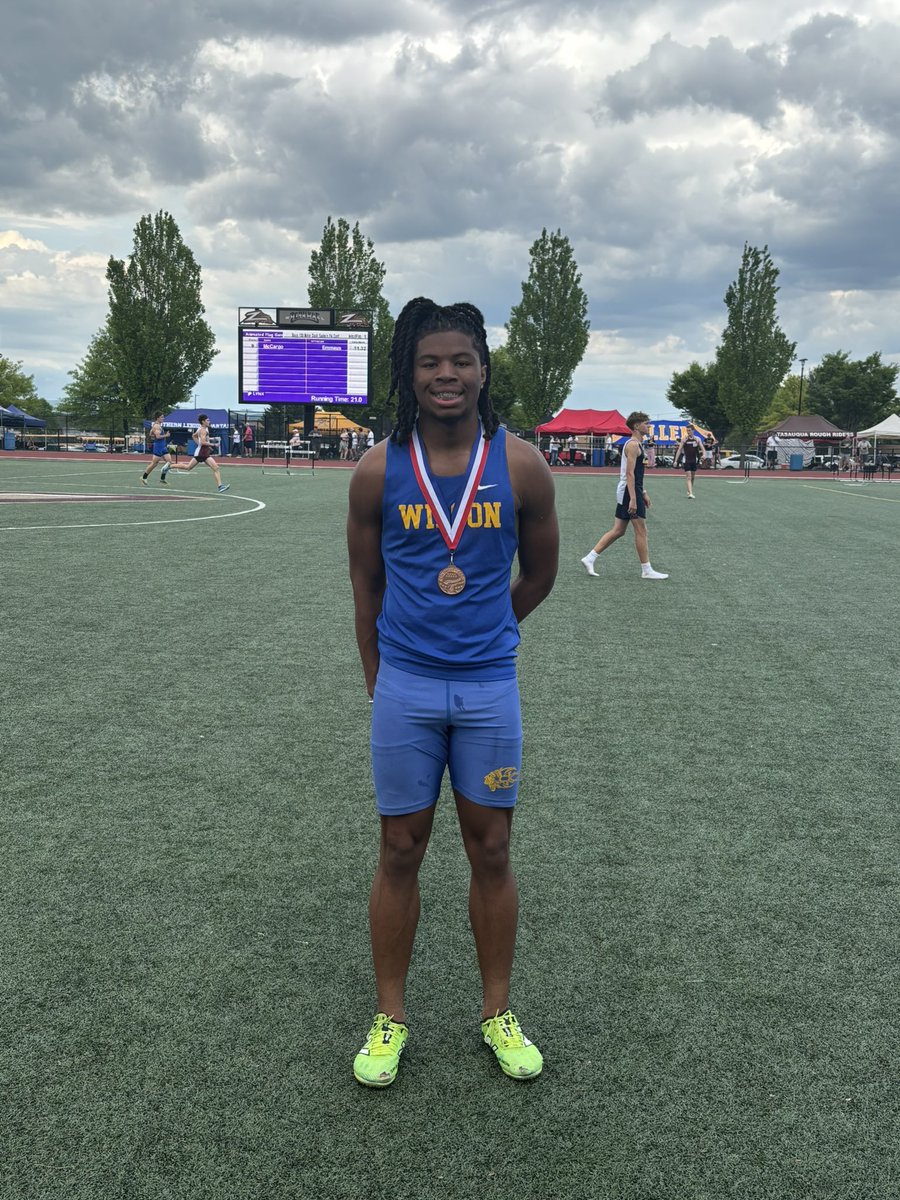Gigi Durandisse takes 3rd in 100m dash at the Colonial League Championships. #WarriorAthletics